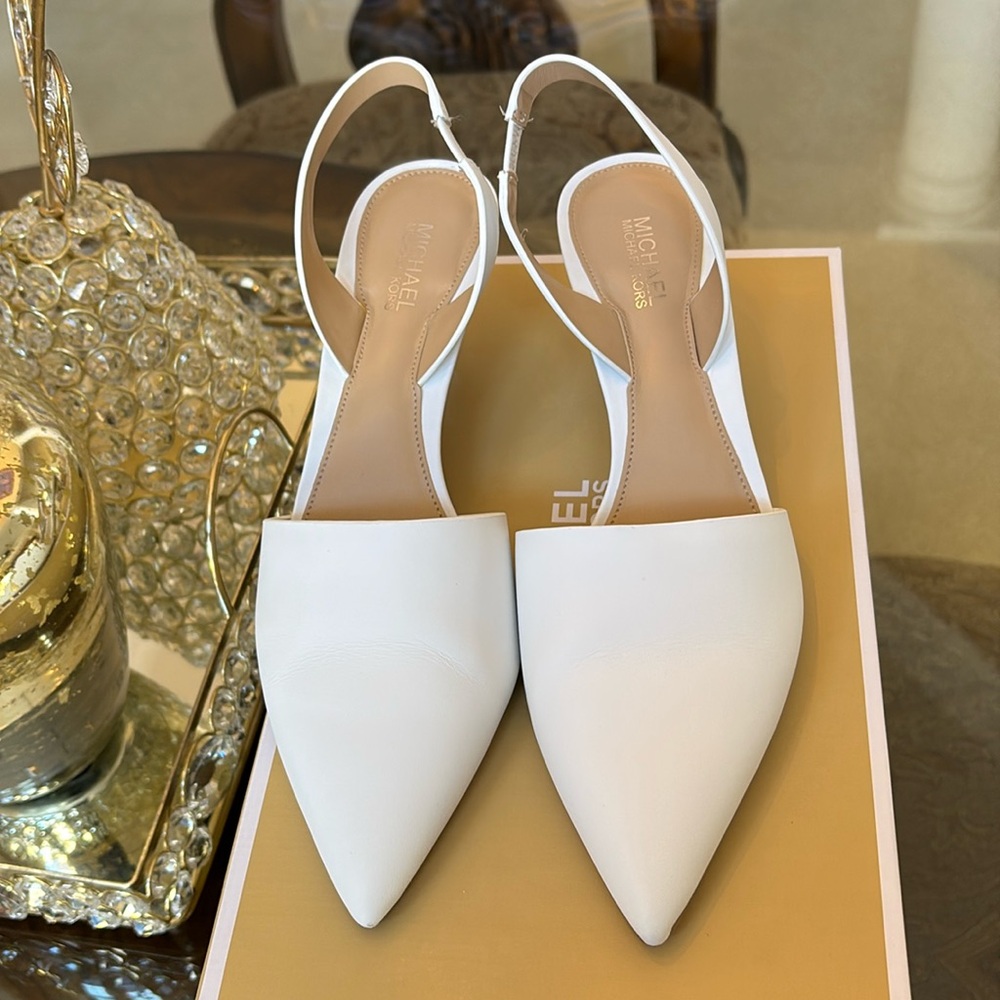 MK white pumps